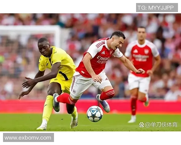 足球明星不慎绊倒孩子引发关注，球场意外背后的责任与反思